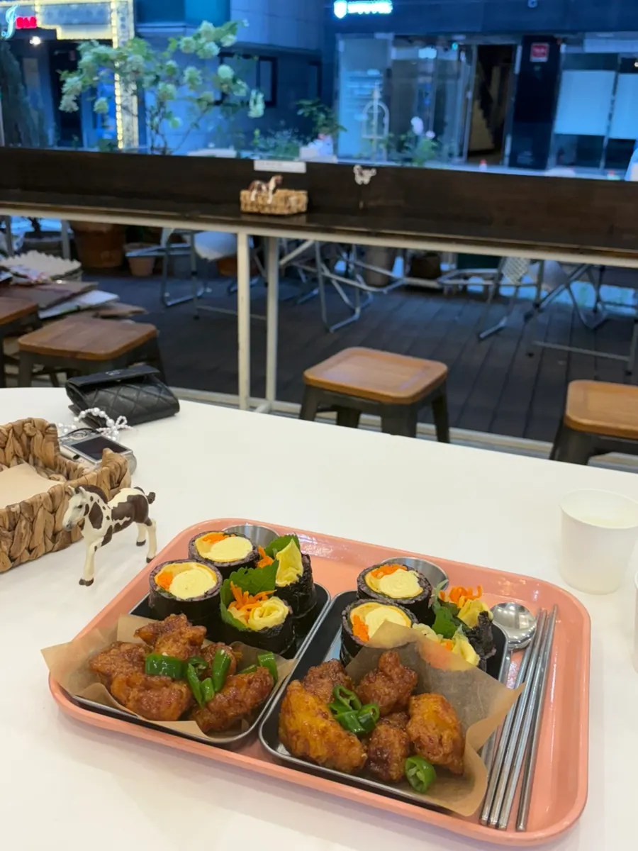 문 열린 창가 자리에 놓인 더블치즈달걀 닭강정세트
