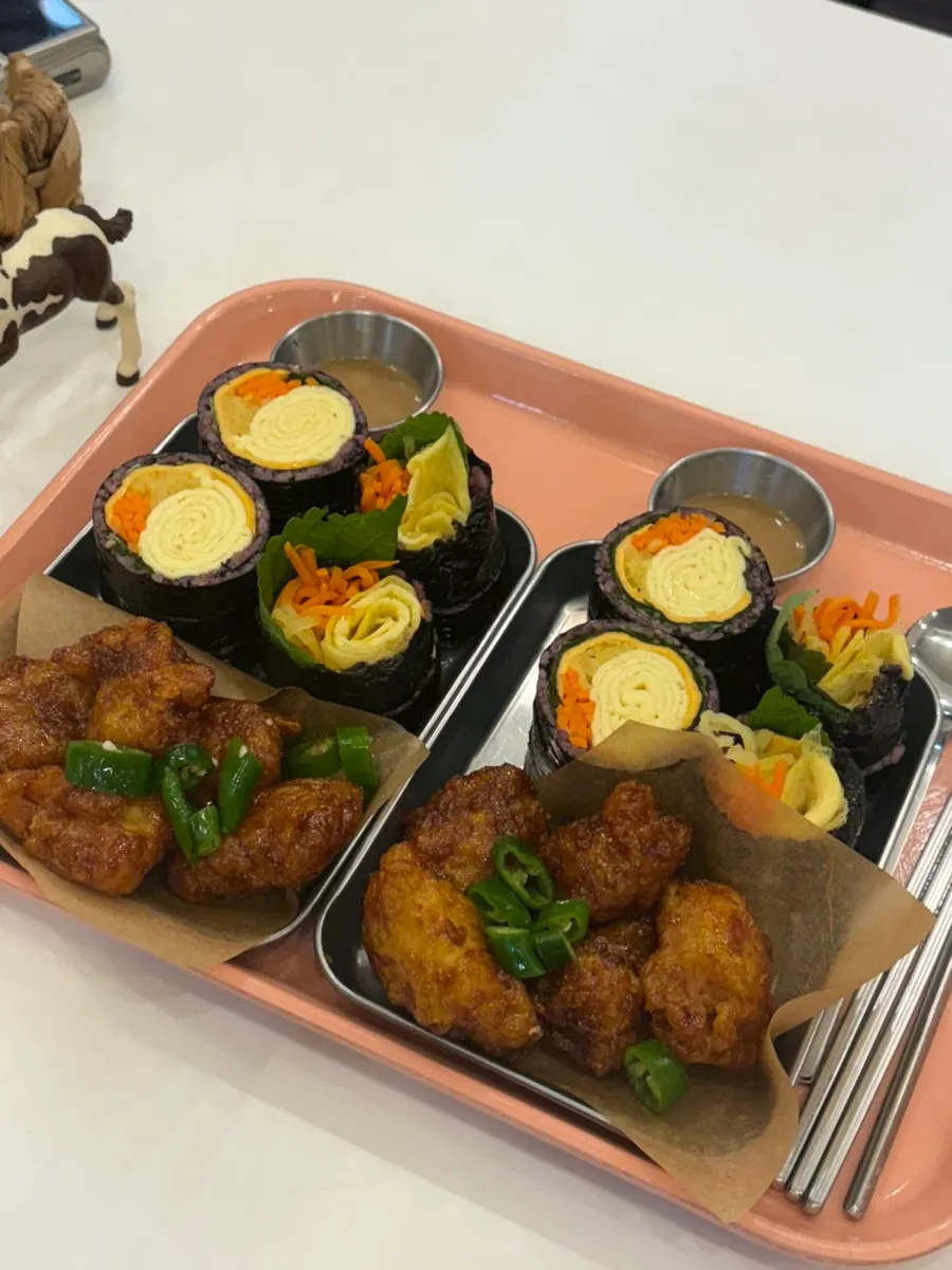김밥과 닭강정을 함께 먹는 테이블 마무리 컷