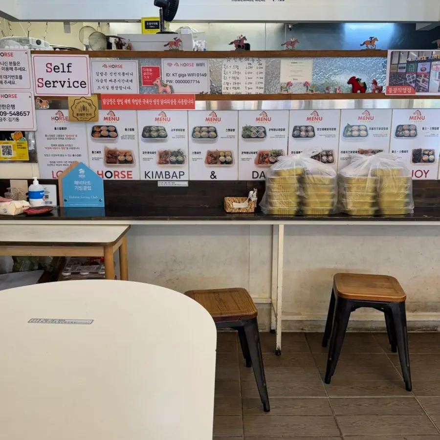Store seating with solo and 4-person tables