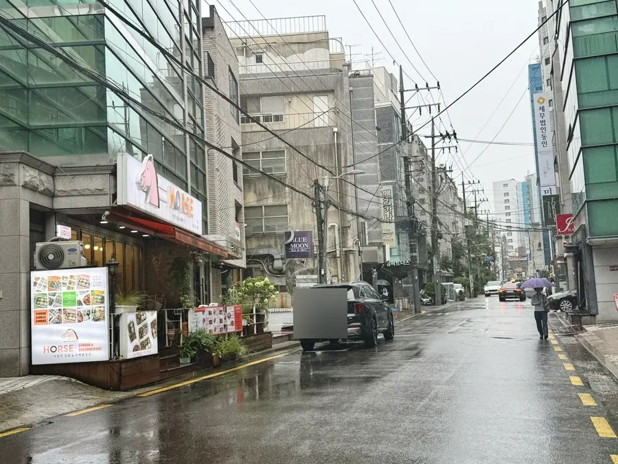 교대역 골목에 자리한 홀스김밥본점 외관