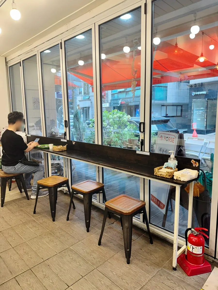 홀스김밥본점 매장 내부 세로 사진
