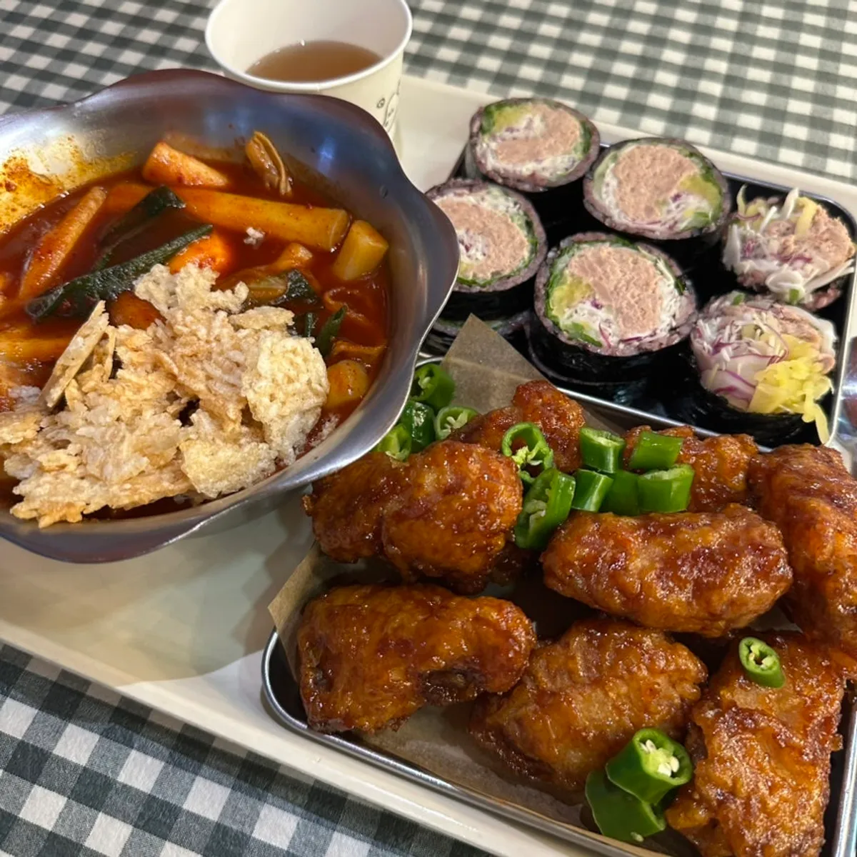 홀스김밥본점 테라스석에 놓인 김밥과 분식 한상