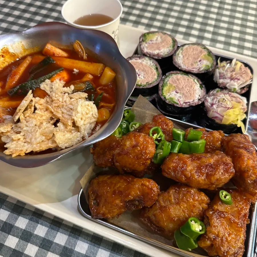 누룽지떡볶이 닭강정 진도대파참치김밥 한상 차림
