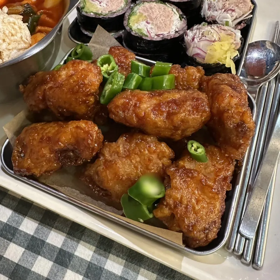 양념에 고추를 올린 닭강정 S 접시