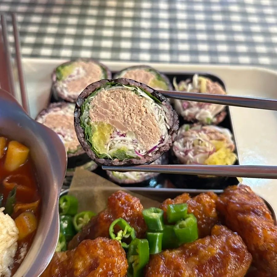 참치와 대파가 꽉 찬 김밥 단면