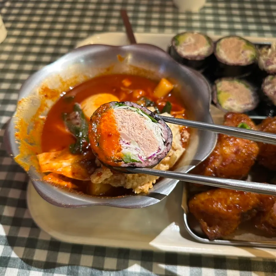 떡볶이 국물에 찍은 진도대파참치김밥