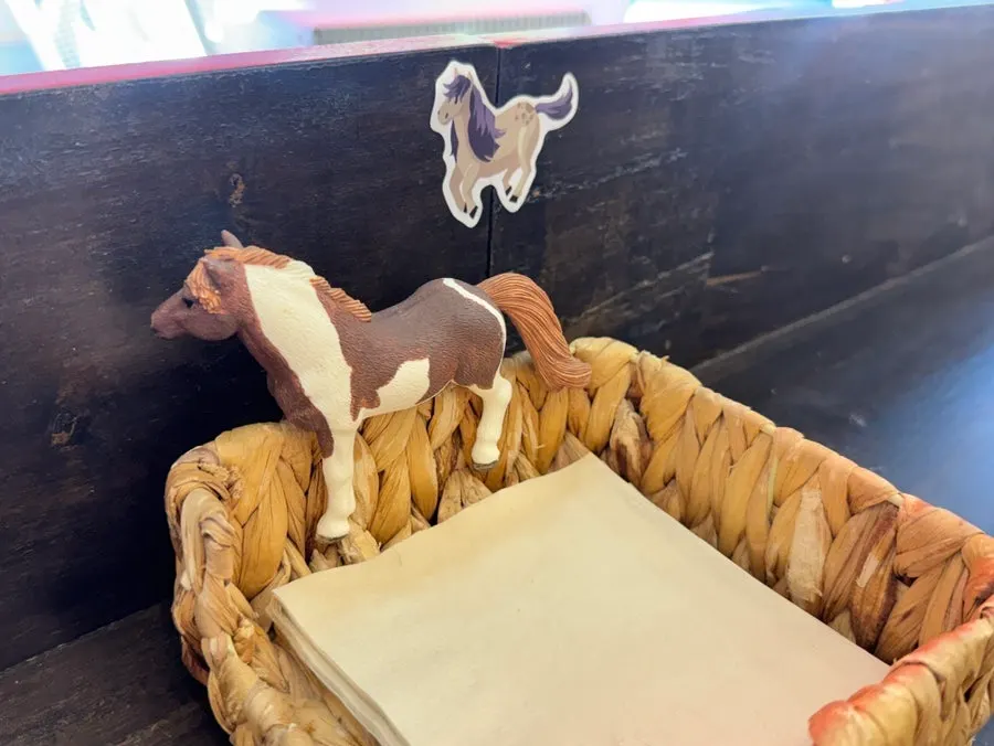 Horse-shaped napkin holder