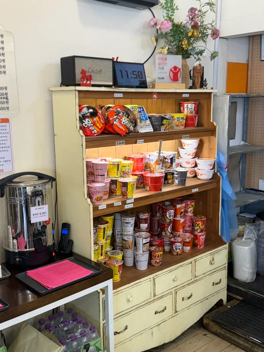 Display corner of cup noodles