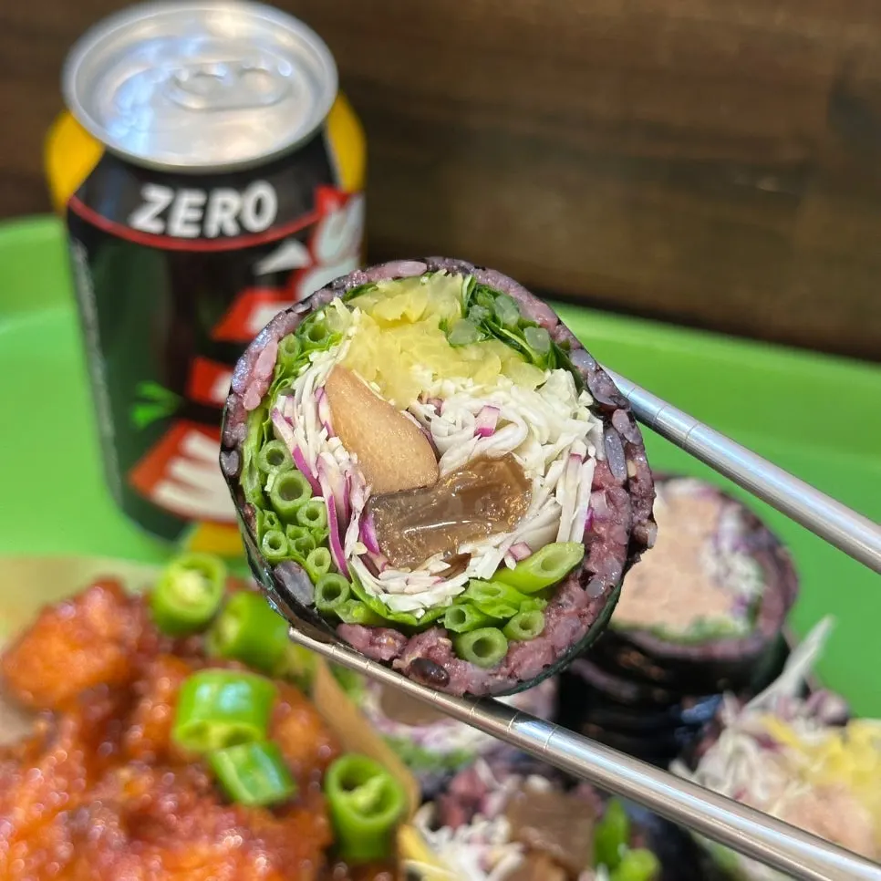 Half-and-half set of konjac water-parsley gimbap and green onion tuna gimbap with dakgangjeong