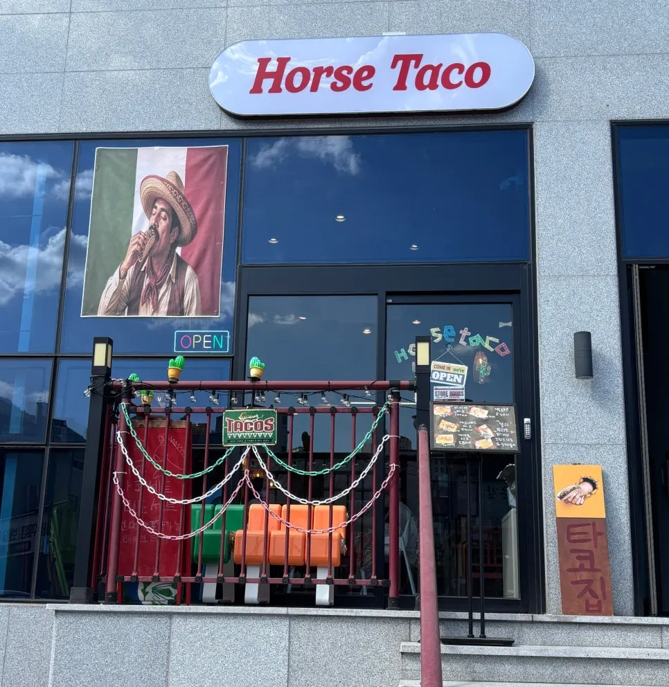 ホルスタコユルハ店のタコスの食卓