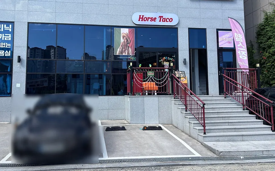 ホルスタコユルハ店の前の駐車スペース