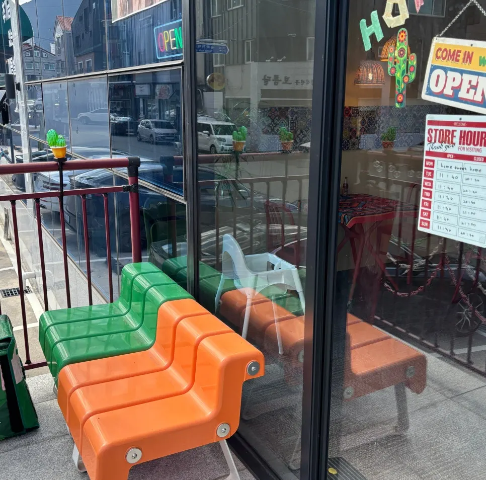 店前のカラフルなウェイティング用椅子