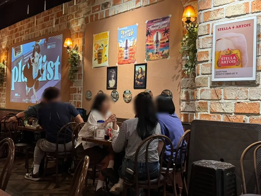여럿이 둘러앉기 좋은 호맥 테이블 좌석