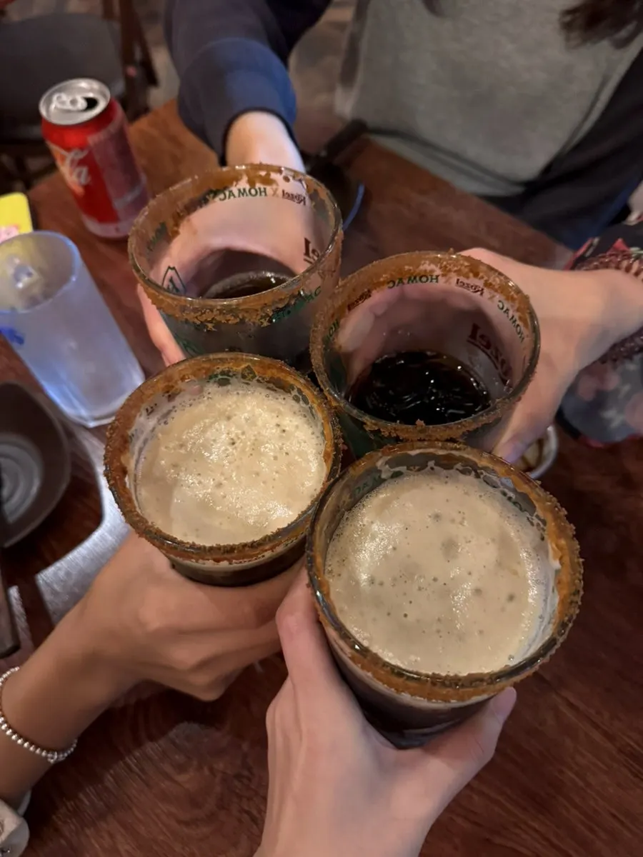 코젤 다크 맥주잔 클로즈업
