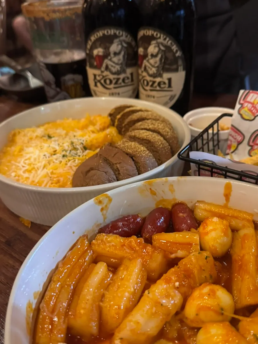 분모자를 들어올린 떡볶이 클로즈업