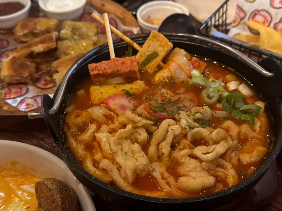 치즈 불고기 호떡 단면과 모짜렐라 치즈