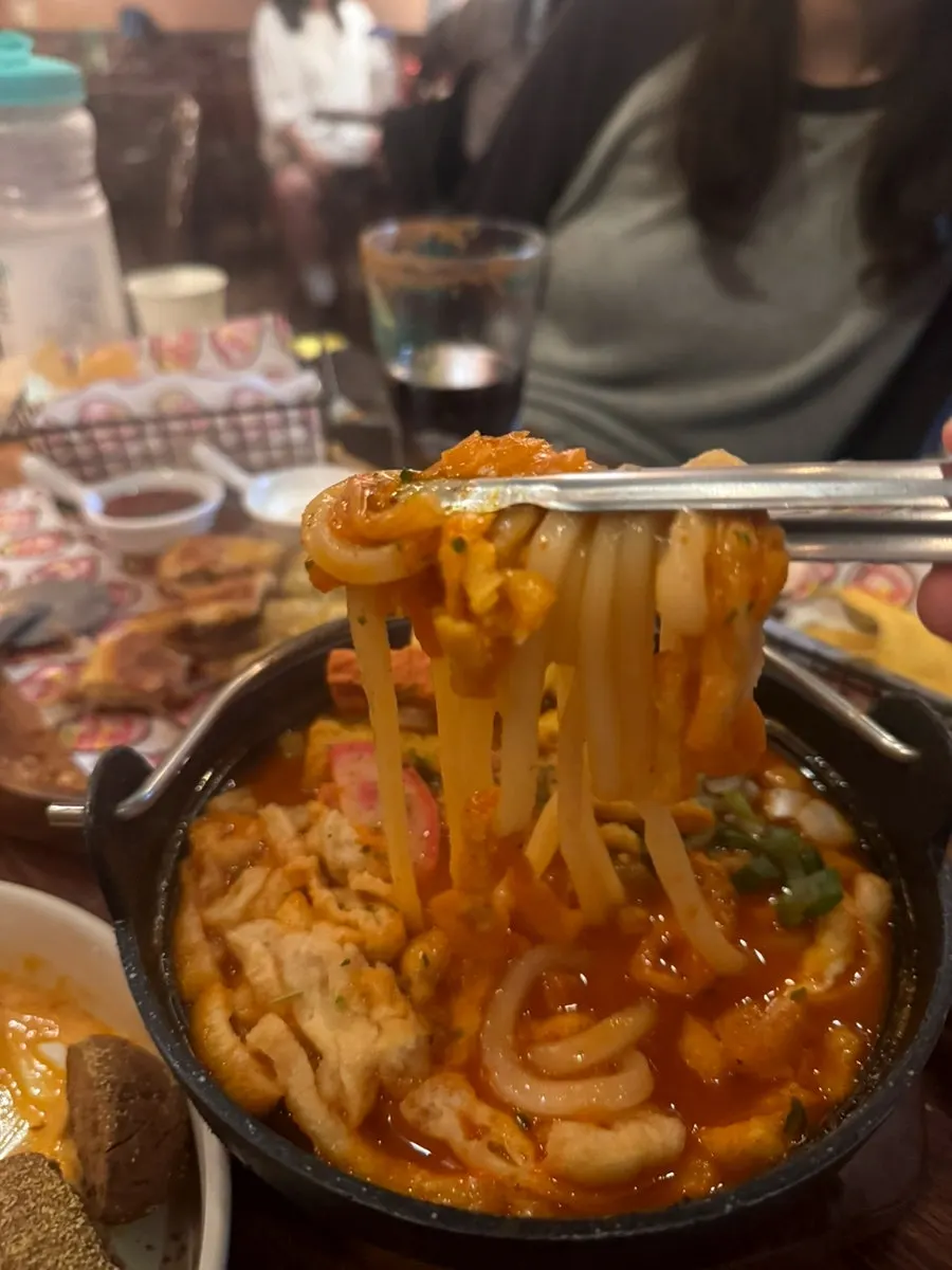 어묵 김치 우동 면발을 들어올린 모습