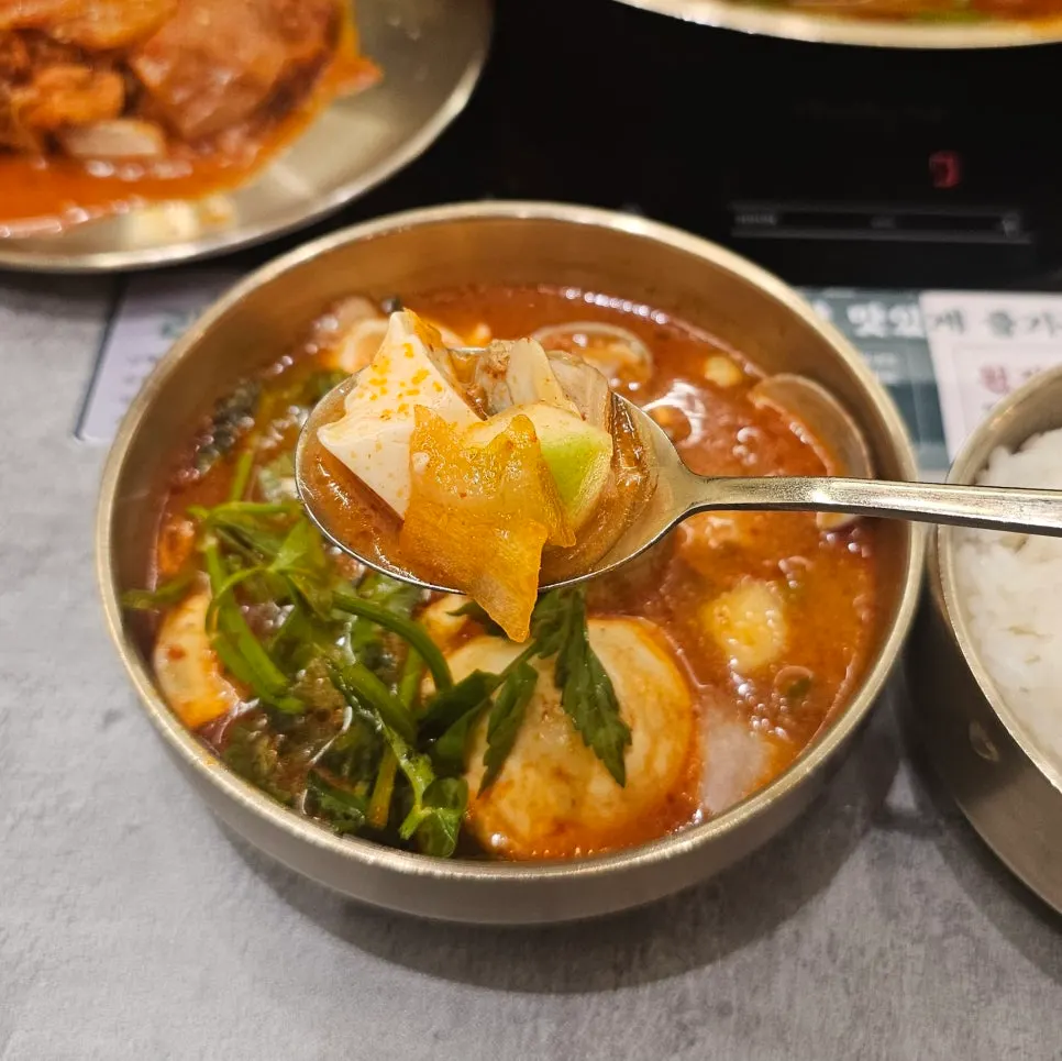 Fully boiled clam sundubu hot pot broth