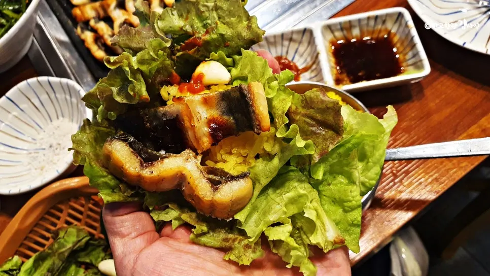 A full platter of salt-grilled eel at 99Jangeo88 Suwon Homaesil Branch