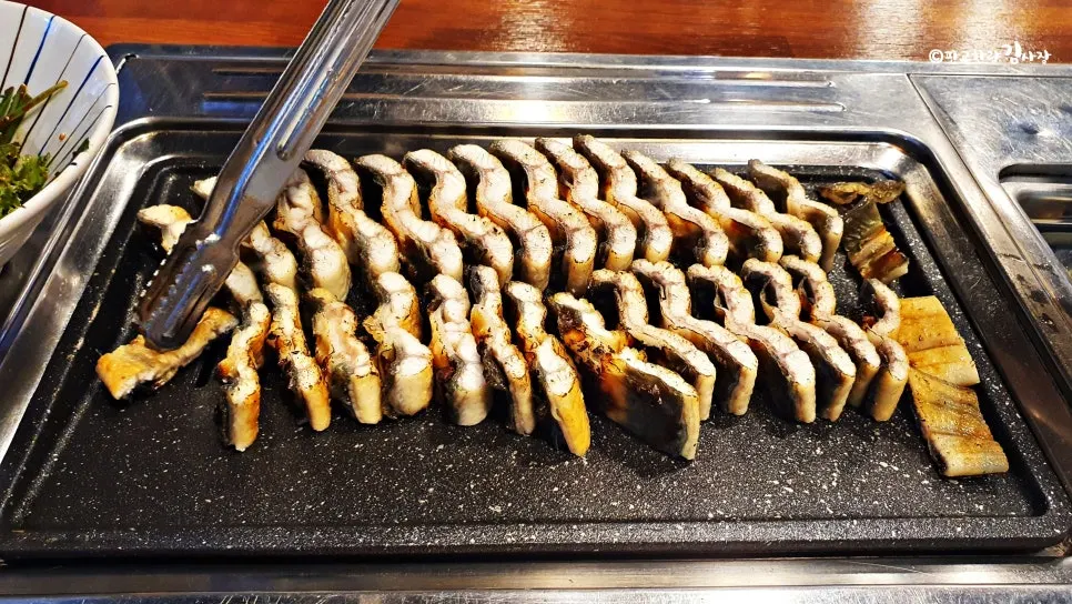 A platter of pre-grilled salt eel