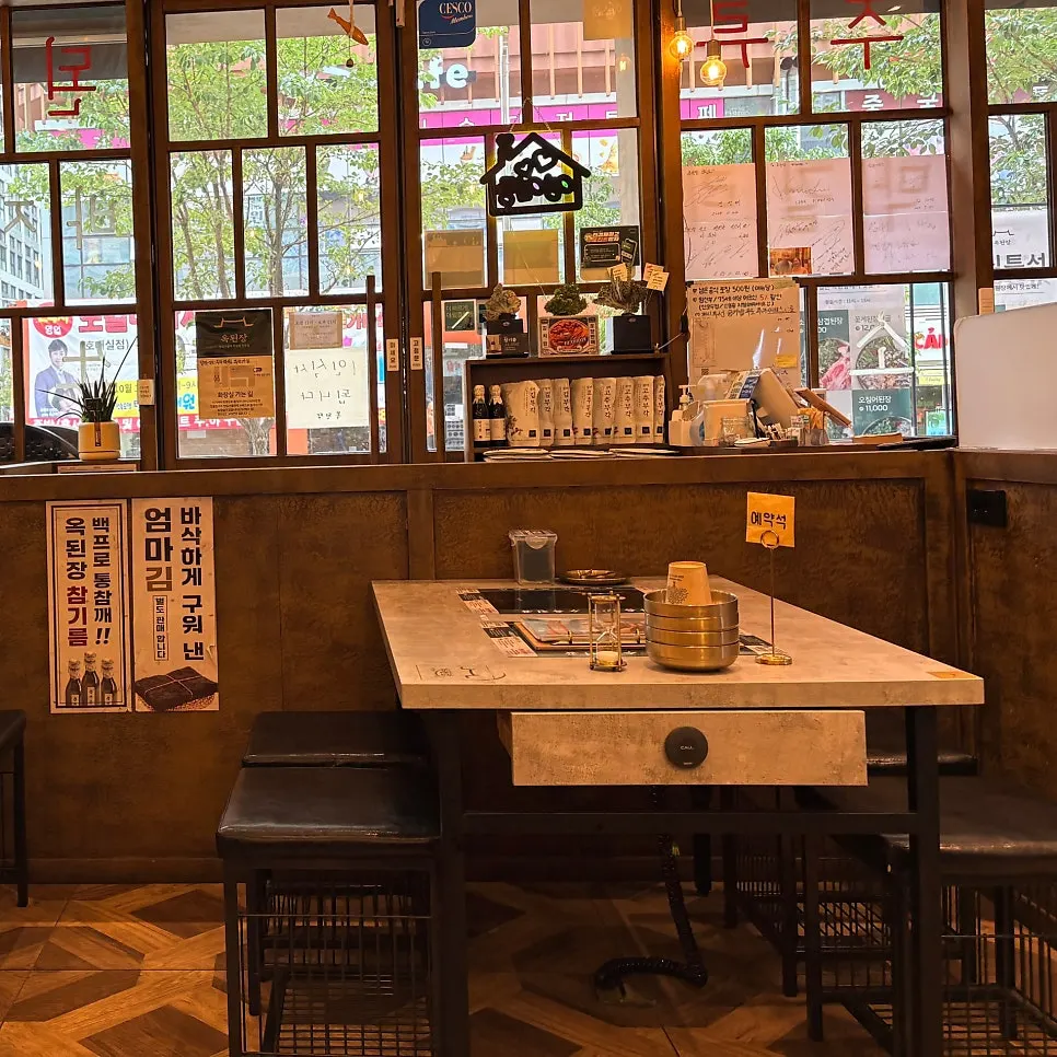 Ok Doenjang's atmosphere with retro decor pieces