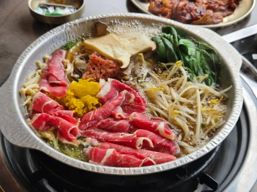 엄마와 둘이 먹은 푸짐한 샤브칼국수 상차림
