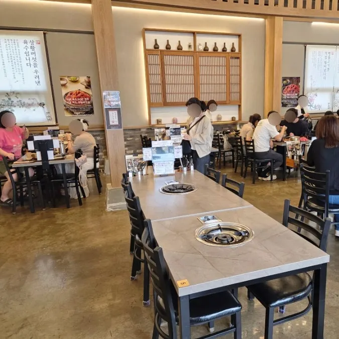 통유리창이 있는 한국적인 분위기의 홀 좌석
