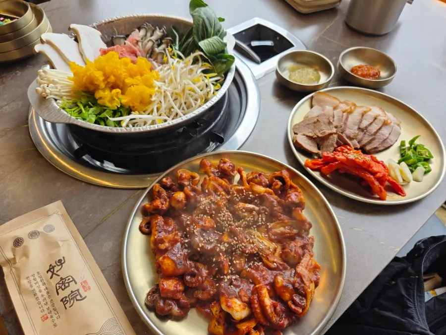 함께 나온 온수육과 쭈꾸미볶음 상차림