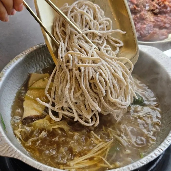 상황버섯 육수에서 익어가는 샤브 야채와 소고기