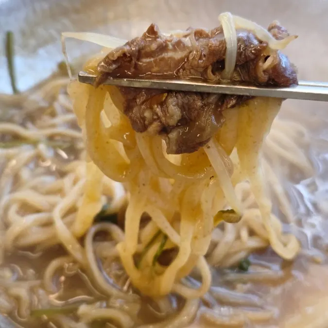 호밀 생면 칼국수를 넣어 끓인 냄비