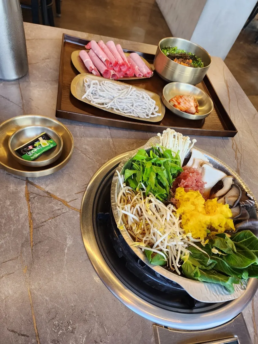 Table setting for the full-spread special shabu kalguksu, 2 servings