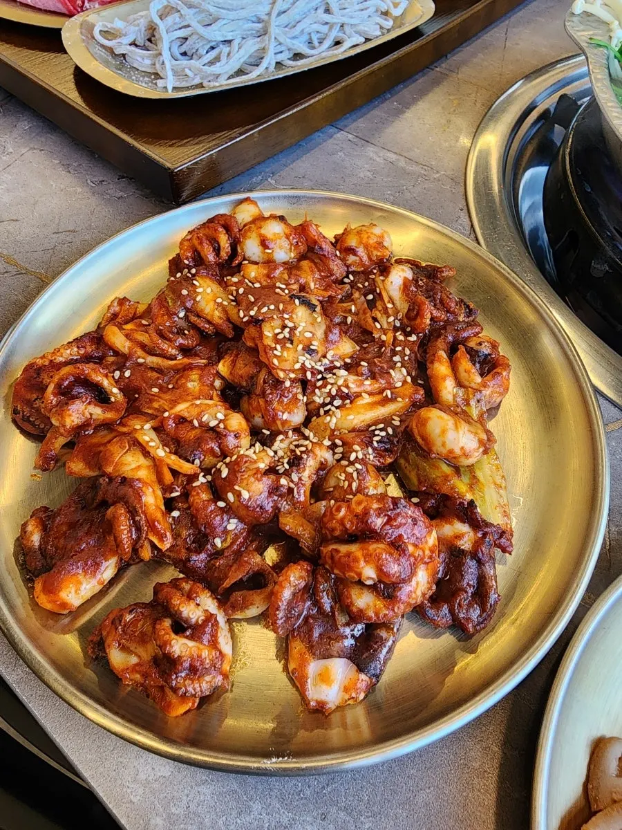 A plate of hanwoo onsuyuk with garlic sauce