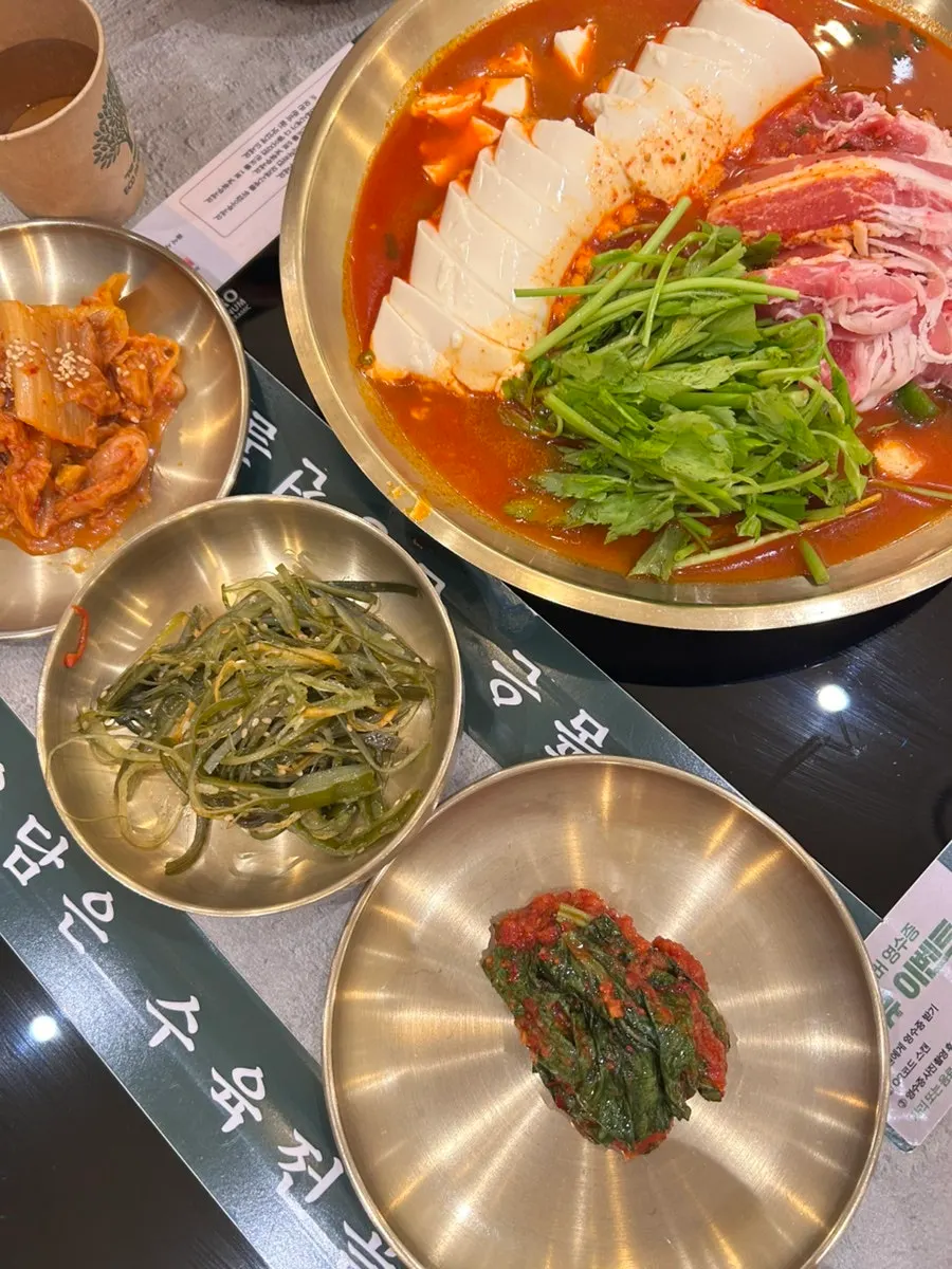 Panci hot pot berisi minari dan sundubu