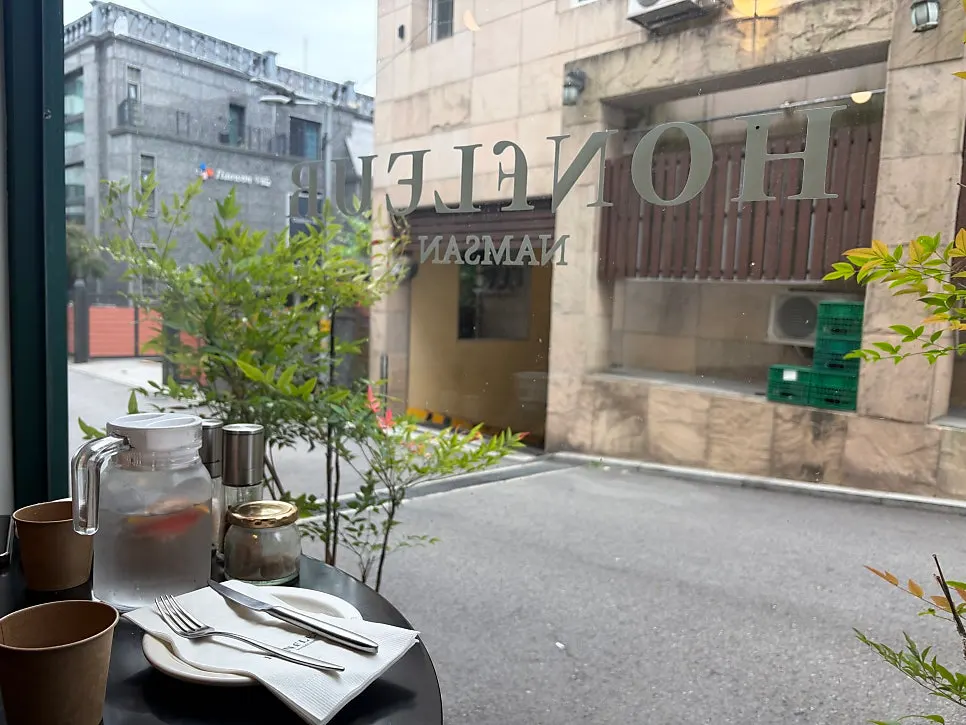 통창으로 한남동 뷰가 보이는 창가 자리
