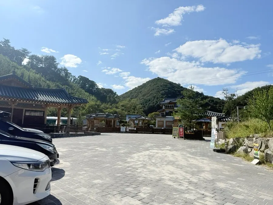 산으로 둘러싸인 길151 한옥카페 외관