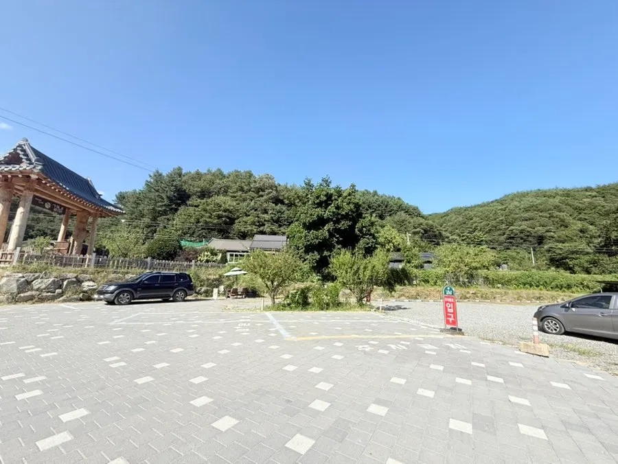기와지붕과 나무 기둥이 보이는 한옥 건물