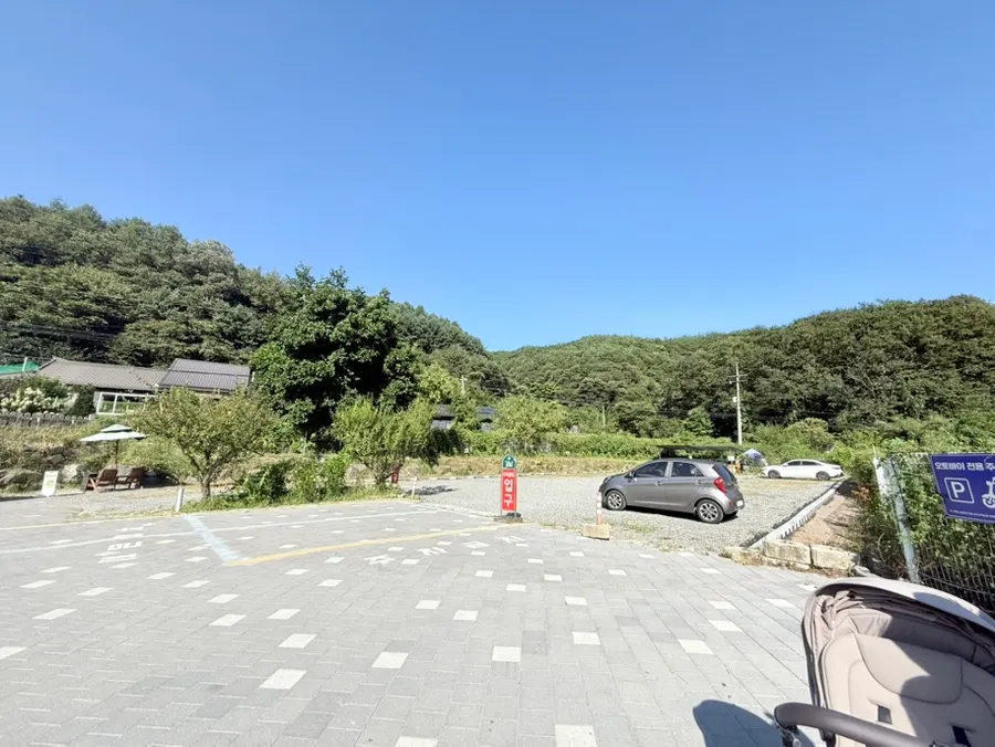 카페 앞 넓은 야외 주차장 풍경