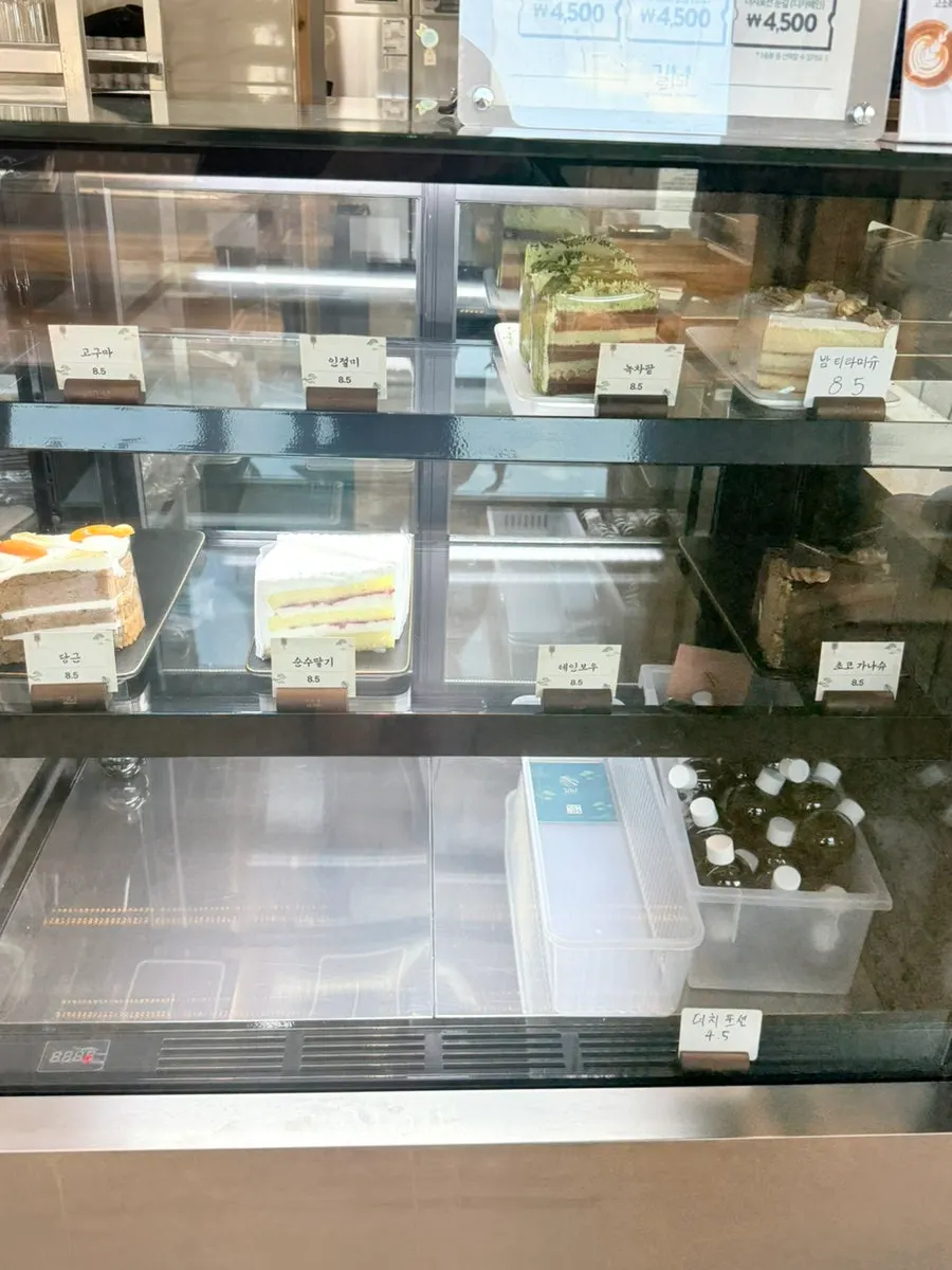가림막 안에 진열된 베이커리 진열대