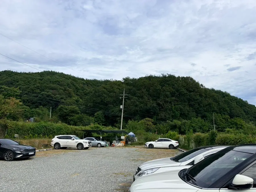 About 300-pyeong parking lot at Gil151 Hanok Cafe