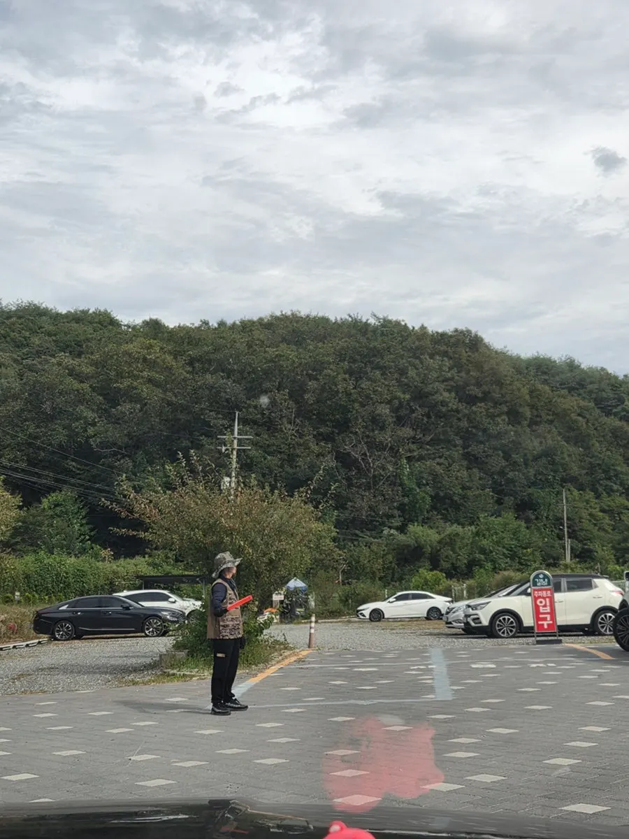 Visitor parking area at the hanok café
