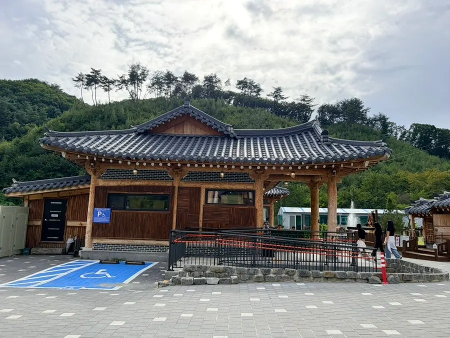 Hanok café exterior with seating and ordering area
