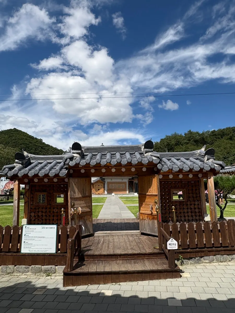 The hanok café spread across a wide plot of land