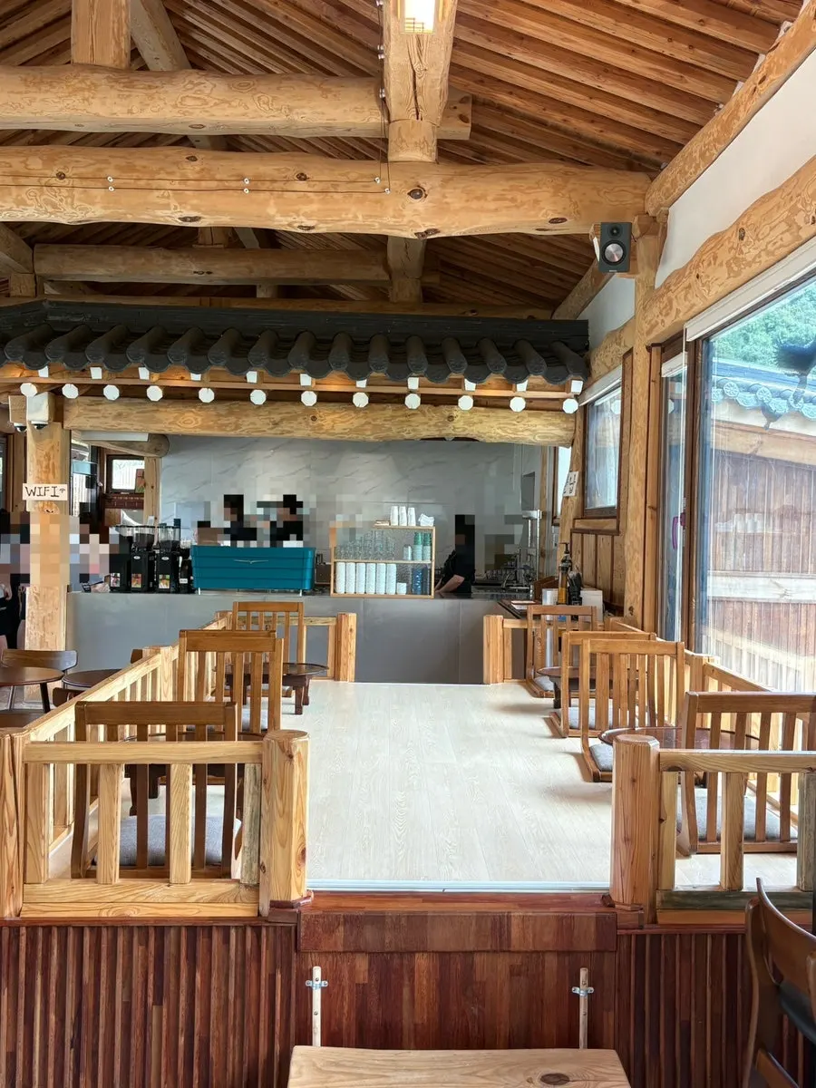 Indoor seating with a hanok atmosphere