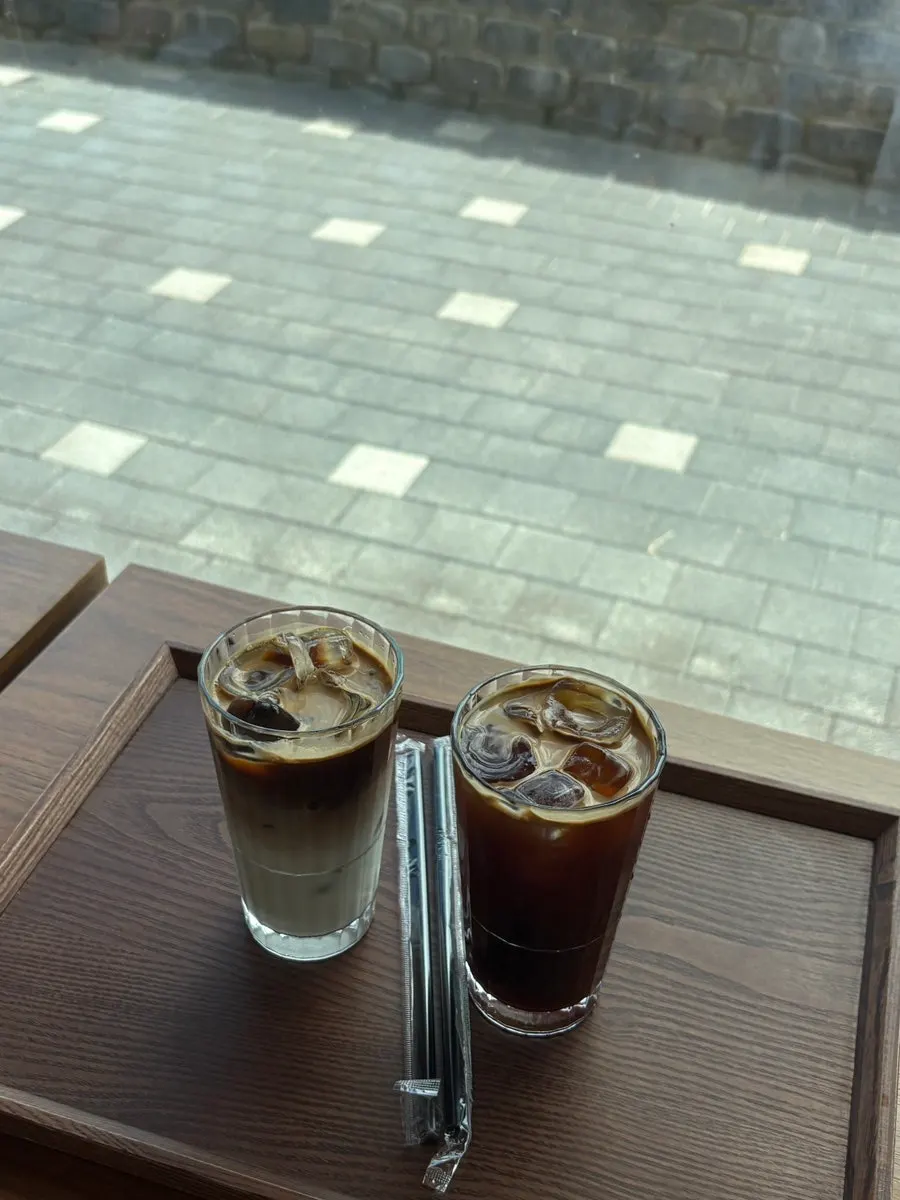 Resting leisurely surrounded by nature at the hanok café