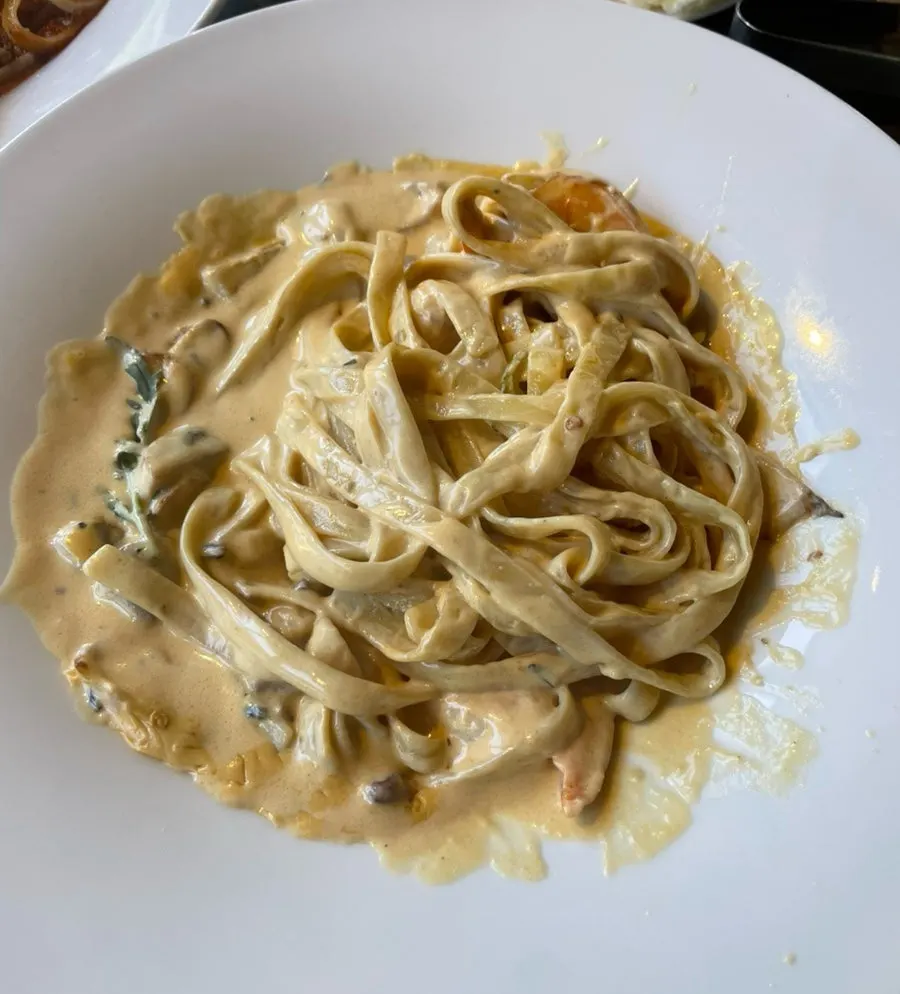 Rich shrimp cream pasta