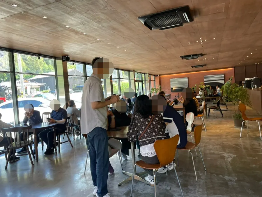 Café space for meals and coffee