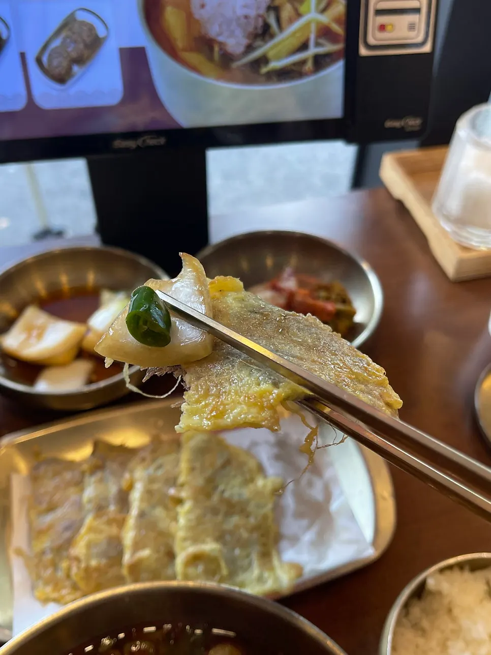Picking up a piece of hot yukjeon
