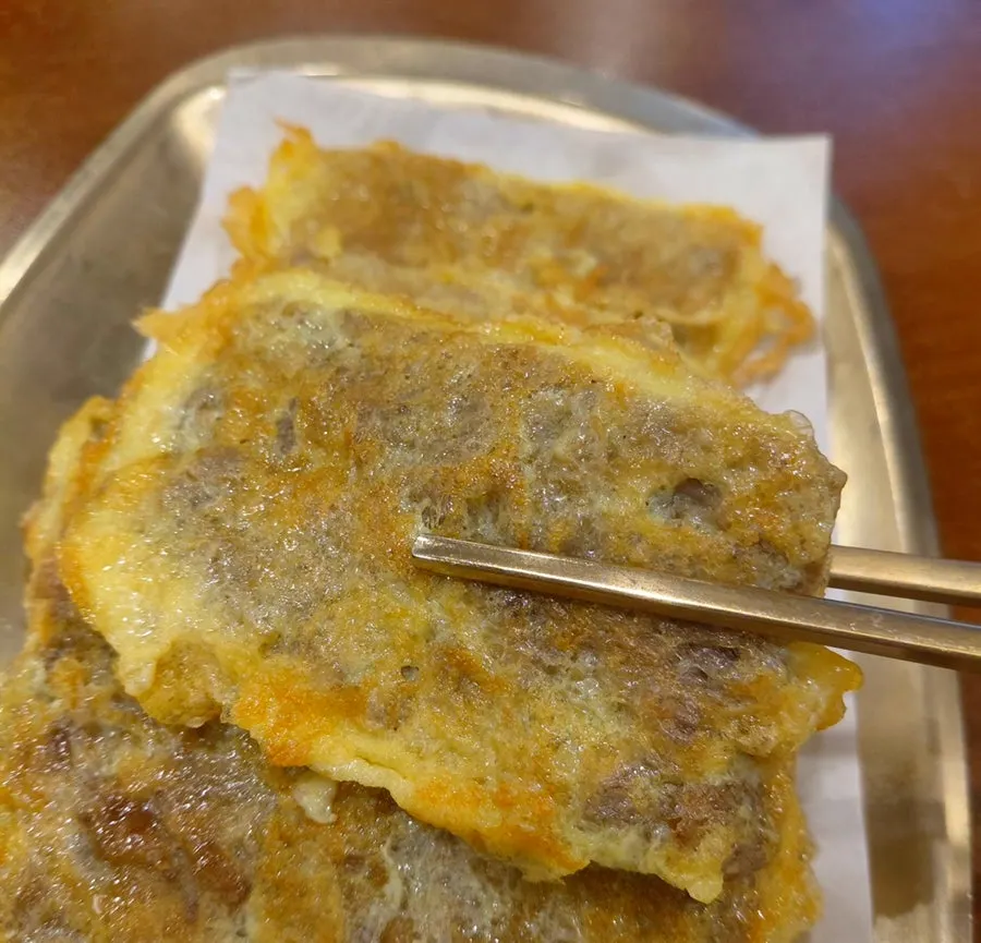 함박곰탕과 육전이 놓인 테이블
