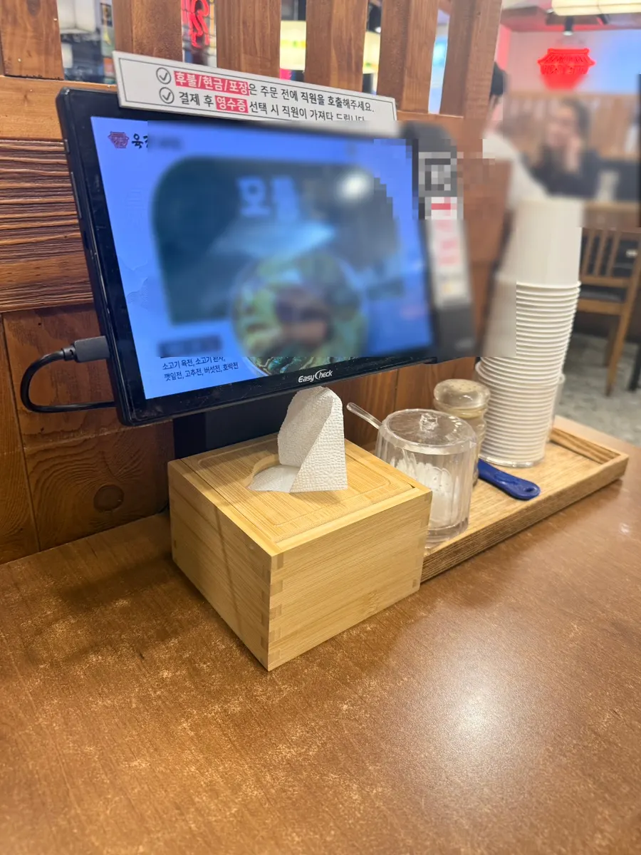 테이블마다 놓인 태블릿 오더기