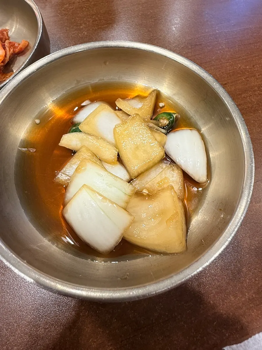곰탕과 곁들이는 김치 접시